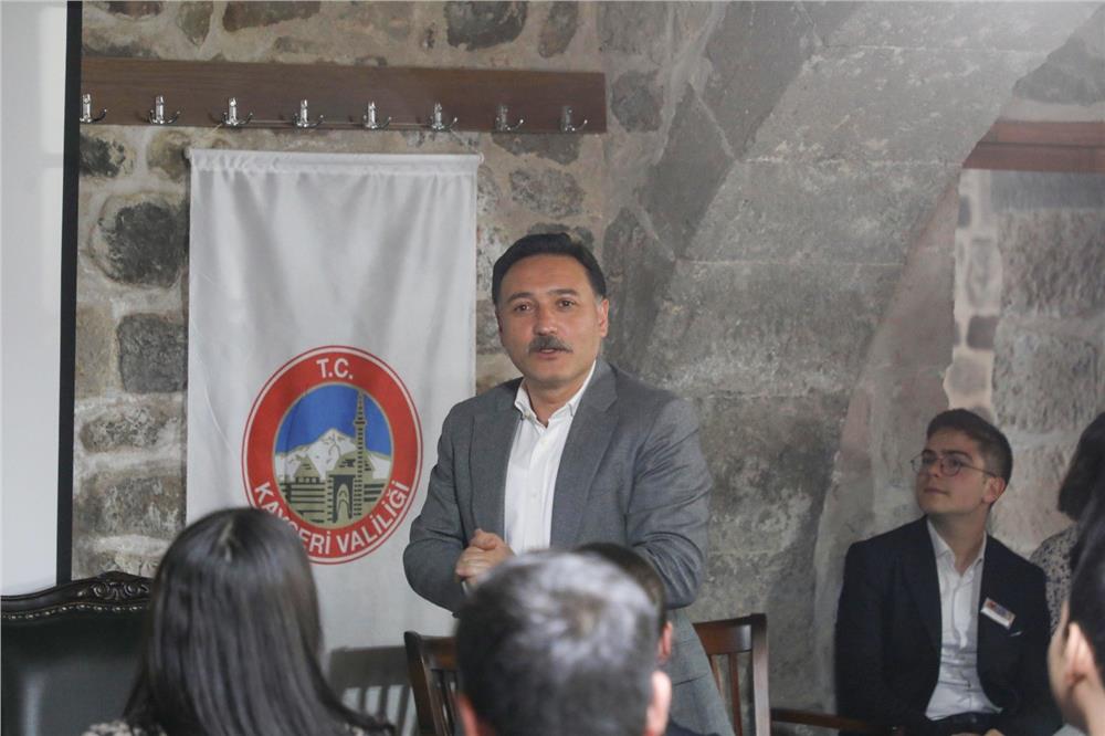 Vali Çiçek; Mektep Melikgazi'de öğrencilerle tecrübelerini paylaştı