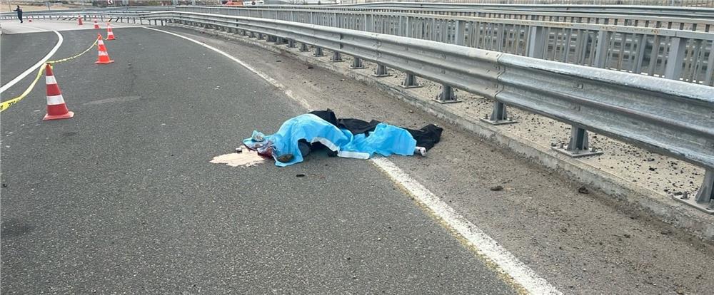 Yoldan çıkan otomobilin sürücüsü hayatını kaybetti