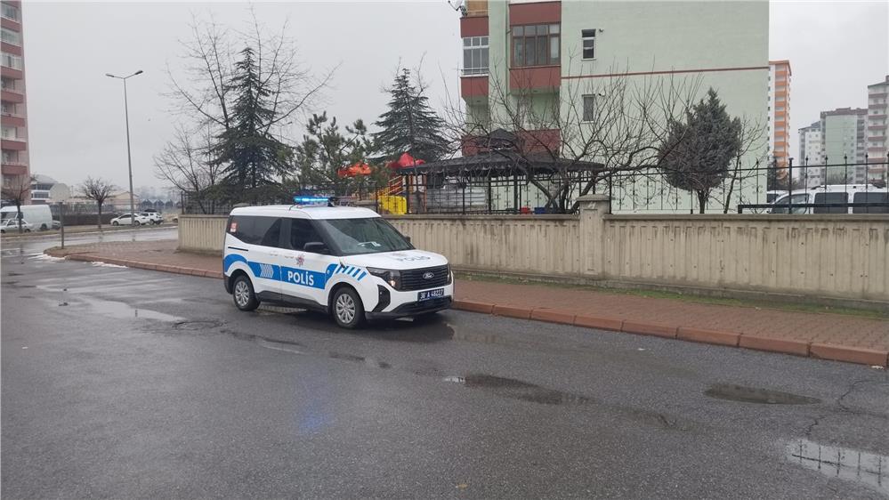 Aile içi kavgada kocasını bıçakla yaraladı