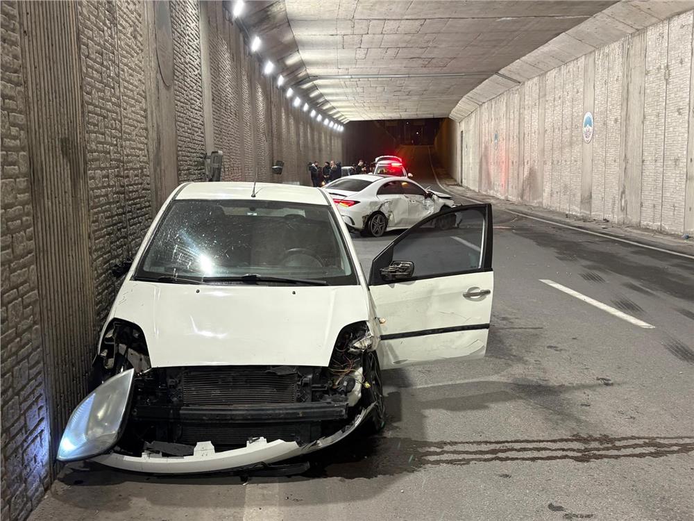 Alkollü sürücünün karıştığı kazada lüks otomobil pert oldu