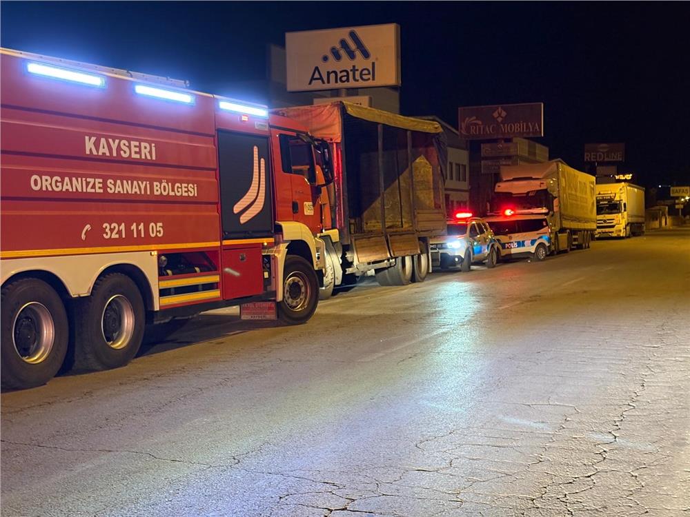 Atık maddeler alev aldı, fabrikaya sıçrayan yangın büyümeden söndürüldü