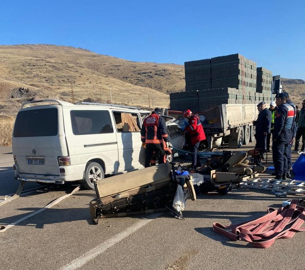 Aynı Kazada Can Verdiler: Anne, Oğul ve Kızın Yürek Burkan Veda Töreni