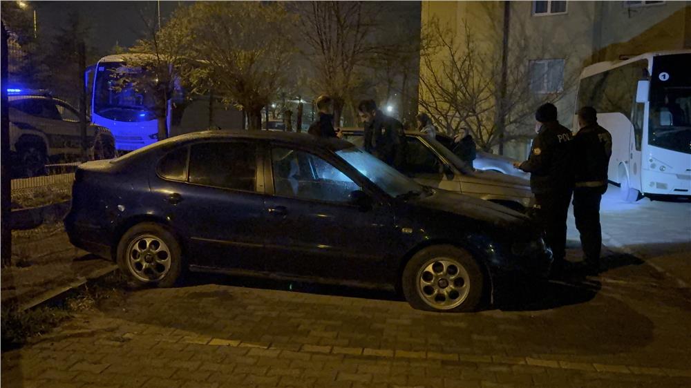 Aynı otoparktaki 5 otomobilin lastiğini kestiler