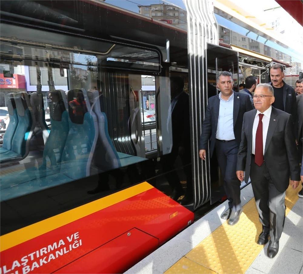 Başkan Büyükkılıç'tan 1 yılda 90 saat ücretsiz tramvay hizmeti