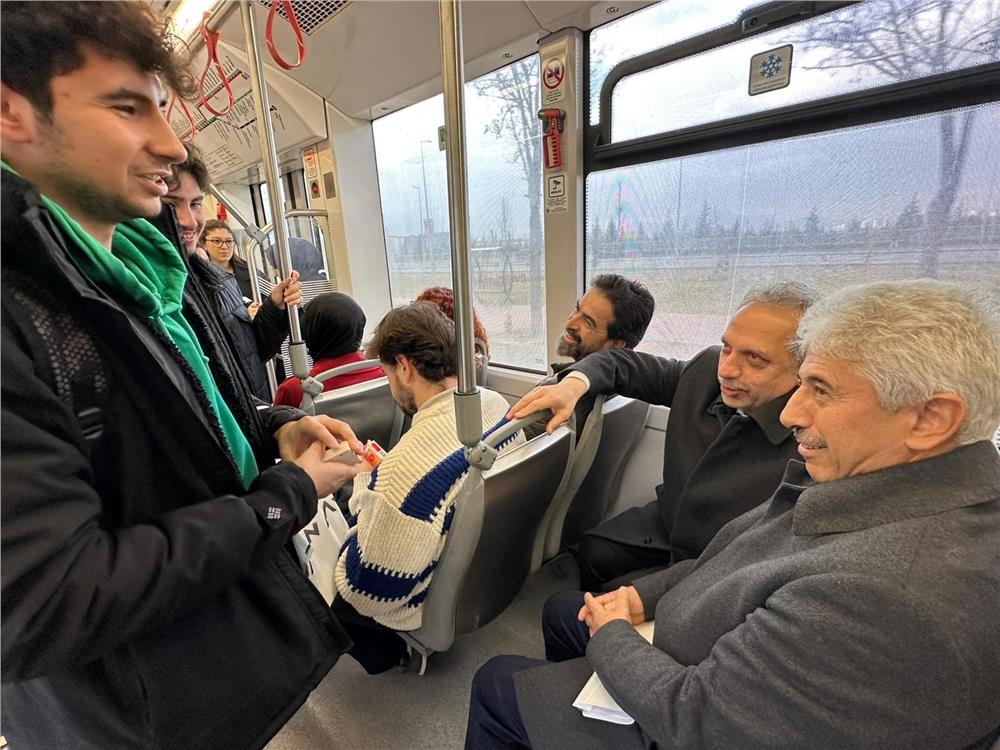 Başkan Yalçın meclis toplantısına tramvayla gitti