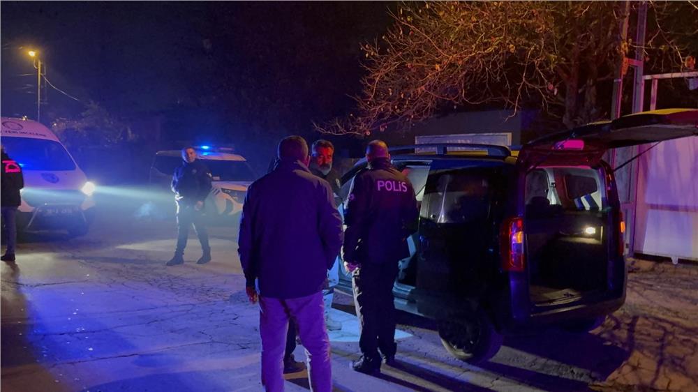 Bıçakla yaralanan şahıs, aracıyla hastaneye gitmeye çalıştı