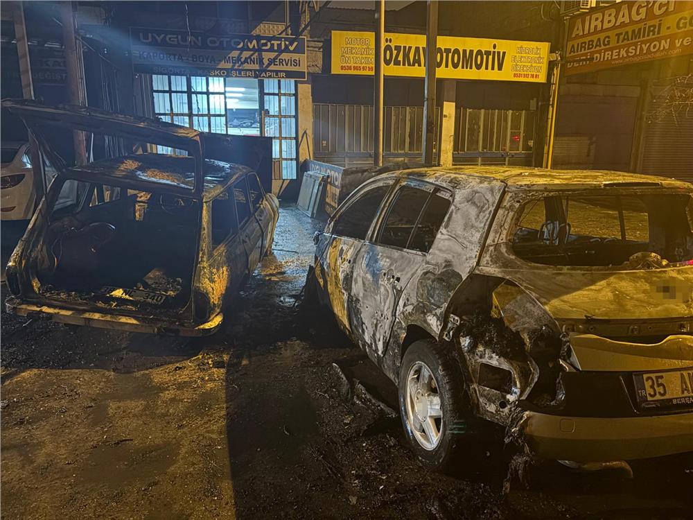 Bir gün önce oto sanayiye bırakılan kazalı otomobil alev aldı