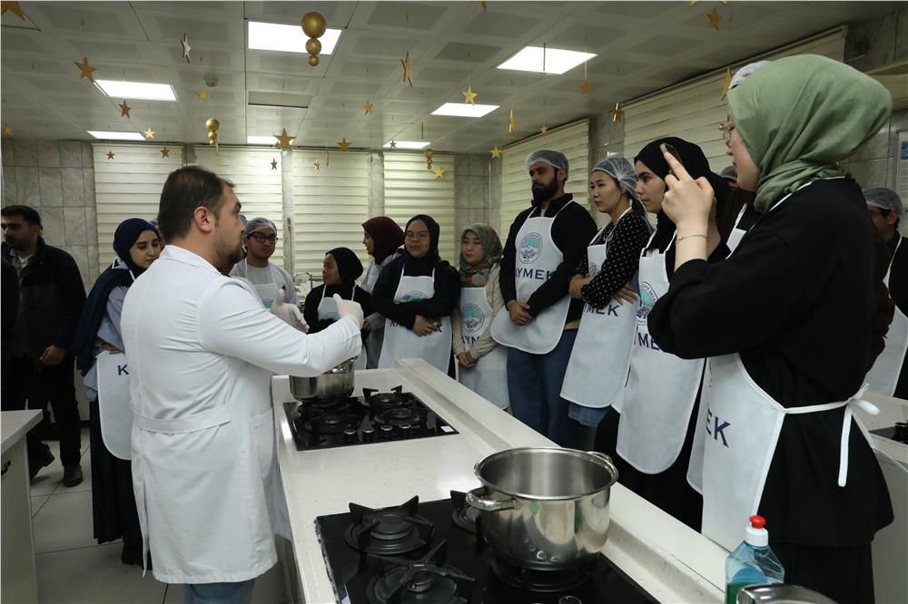 Büyükşehir KAYMEK’ten yabancı öğrencilere Kayseri Yemekleri Kursu ve Yağlama etkinliği