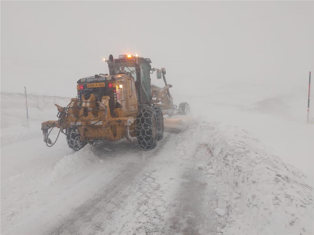 Büyükşehirden karla mücadele: 61 mahalle yolu ulaşıma açıldı
