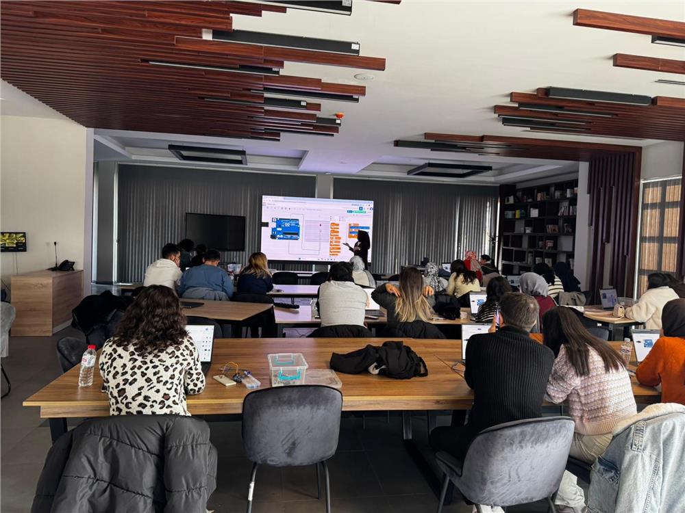 Büyükşehir'in Bilişim Akademisi'nden öğretmen adaylarına robotik kodlama eğitimi