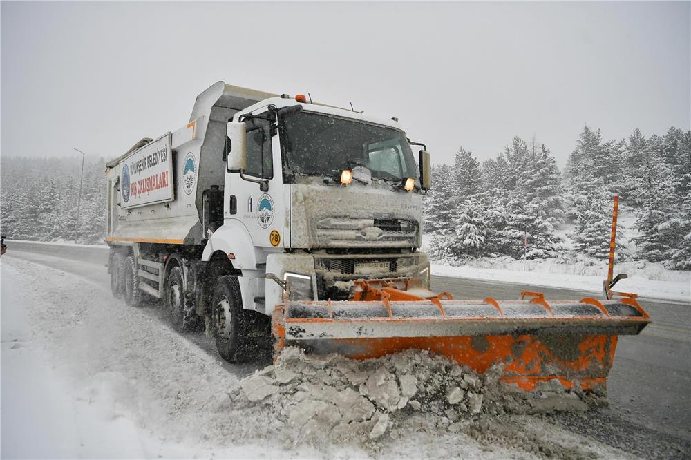 Büyükşehirin karla mücadele ekipleri tam kadro sahada