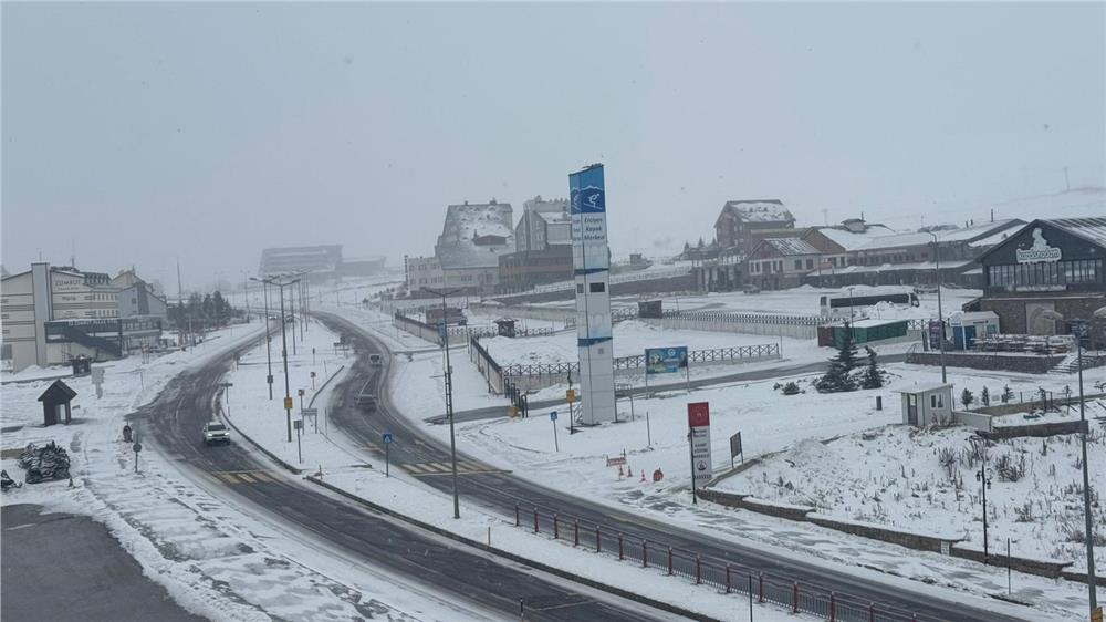 Erciyes'te etkisini gösteren kar yağışı kayakseverlerin yüzünü güldürdü
