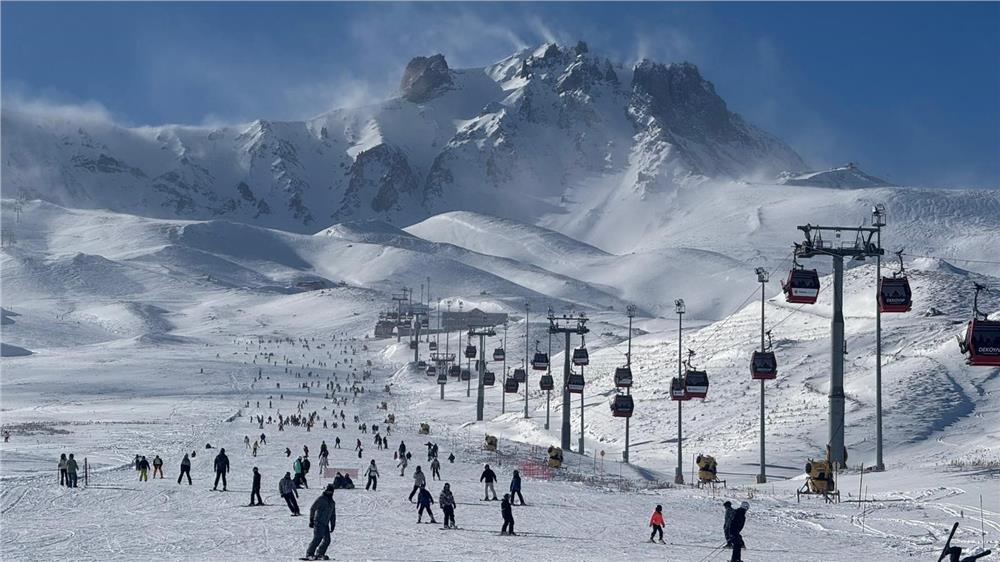 Erciyes'te hafta sonu pistler kayak severlerle doldu