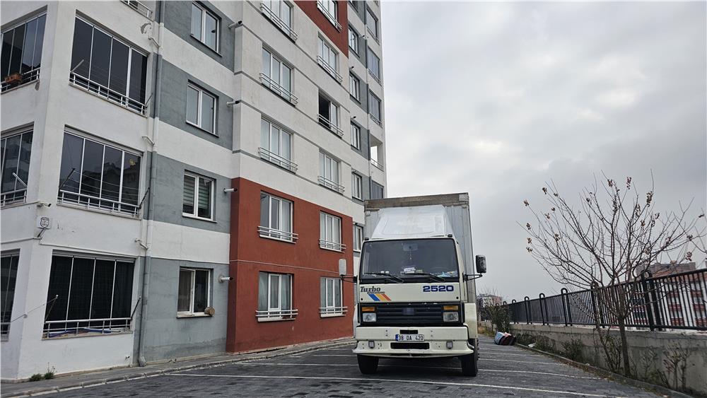 Evi taşınırken tartıştığı nakliyeciyi bıçakladı