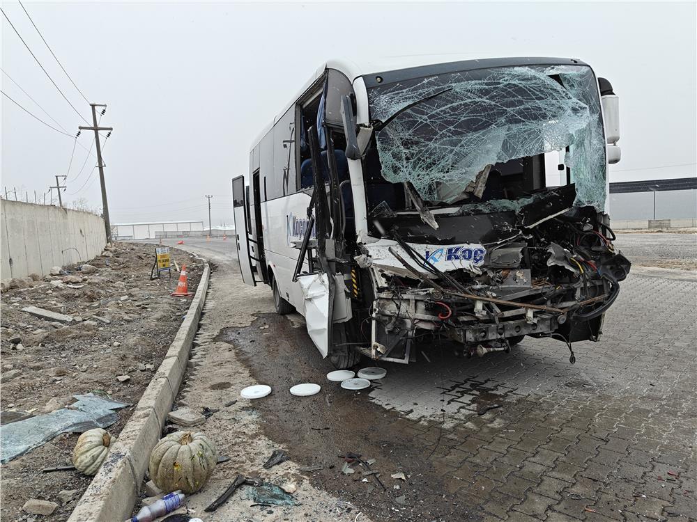 İşçi servisi tır dorsesine arkadan çarptı: 22 yaralı