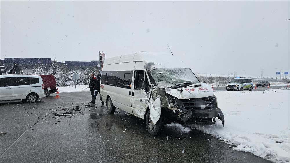 İşçi servisi tıra çarptı: 11 yaralı