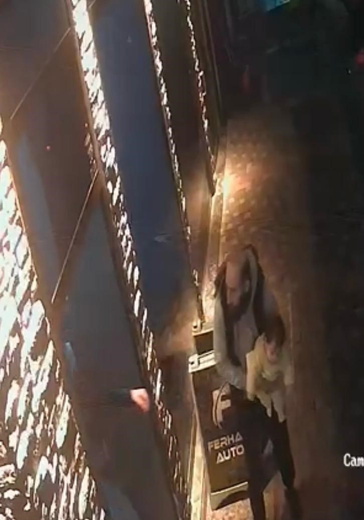 Kayseri’de esnaf, boğazına şeker kaçan bebeği heimlich manevrasıyla kurtardı