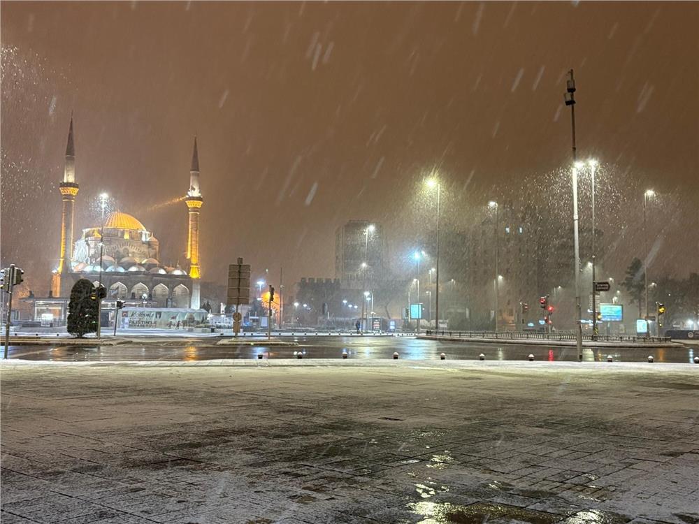 Kayseri'de gece saatlerinde başlayan kar yağışı kenti beyaza bürüdü