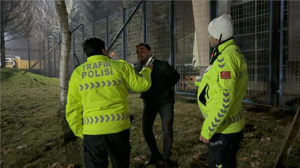 Kayseri’de polisin ‘dur’ ihtarına uymayarak, kaçan alkollü sürücü alkometreyi üflememek için direndi