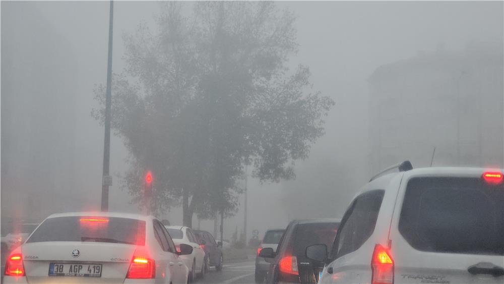 Kayseri'de sis görüş mesafesini düşürdü