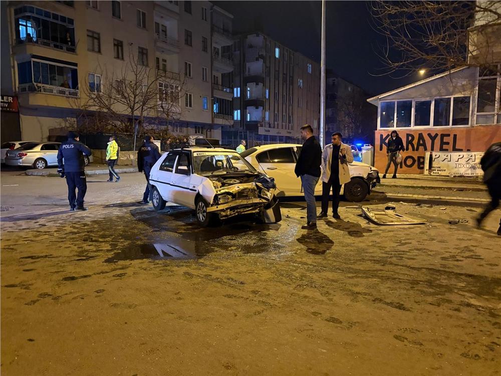 Kazada savrulan otomobil kaldırımdaki yayalara çarptı: 4 yaralı