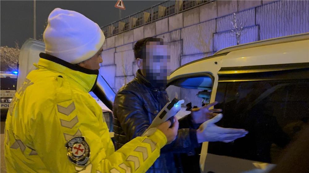 Kazalı araçla ilerledi, alkol testini reddetti