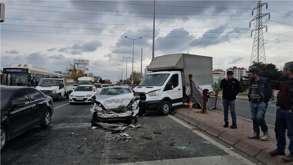 Kırmızı ışıkta duramayan kamyonet ortalığı savaş alanına çevirdi: 1'i ağır 3 yaralı