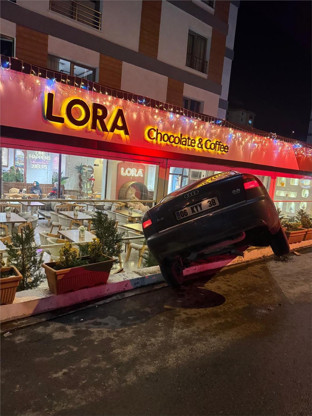 Kontrolden çıkan otomobil kafeteryaya girdi: Saniyelerle kurtuldular