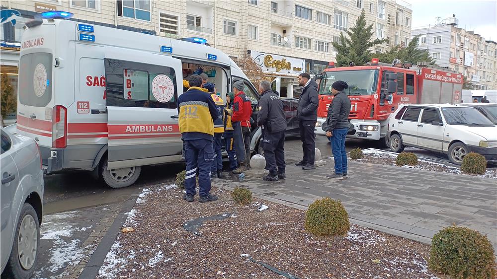 Kuruyemişçi deposunda çıkan yangında 4 kişi dumandan etkilendi