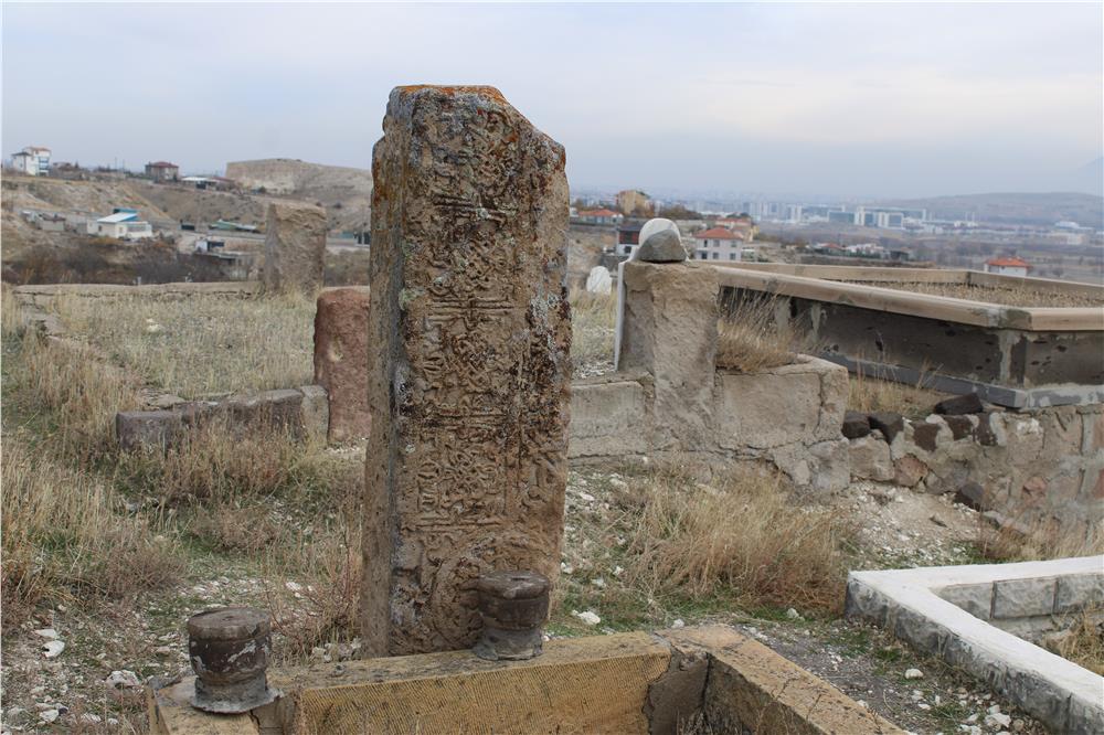 Mezarlıktaki esrarengiz taş