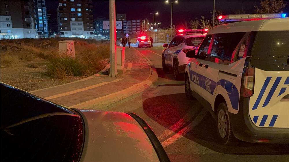 Polisten kaçan motosiklet sürücüsü ters yöne girerek, kaza yaptı: 1 yaralı