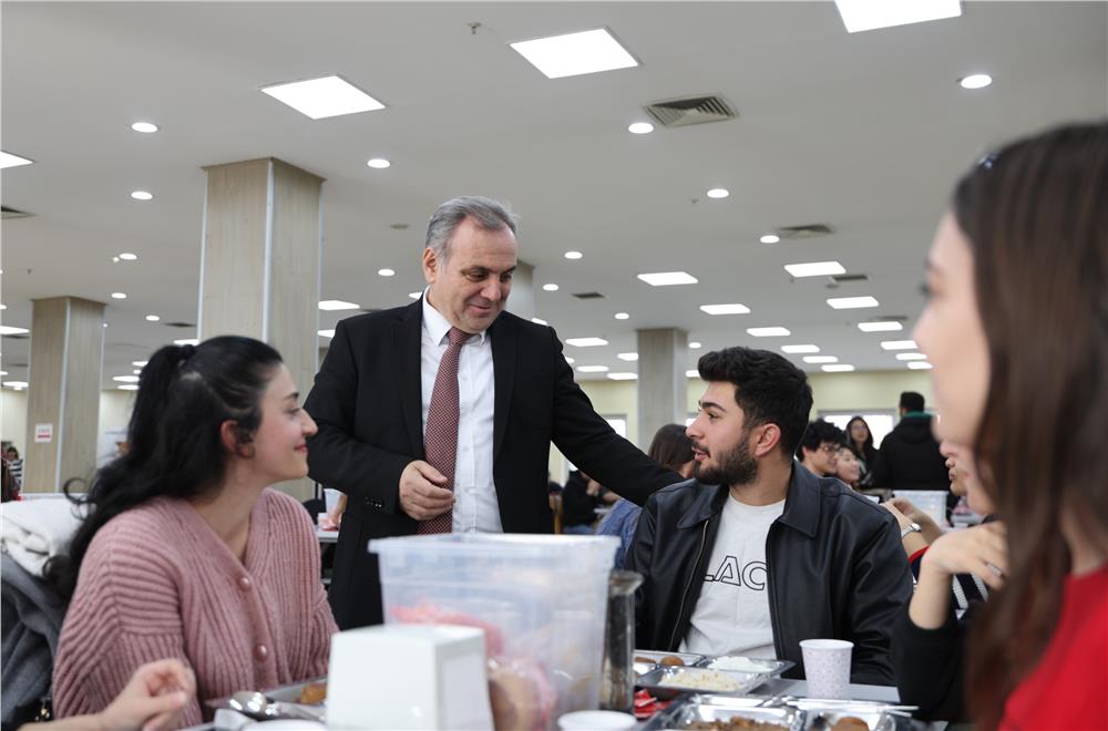 Rektör Prof. Dr. Altun, öğrenciler ile yemek yedi