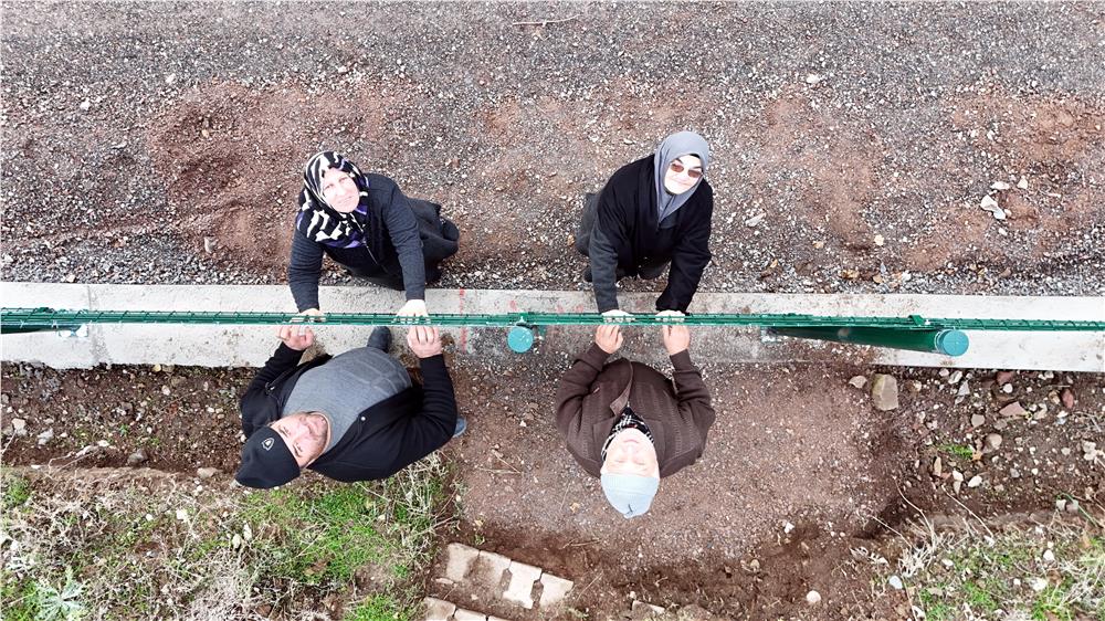 Tel örgüyle bölünen mahallede vatandaşlar 5 km yürüyor