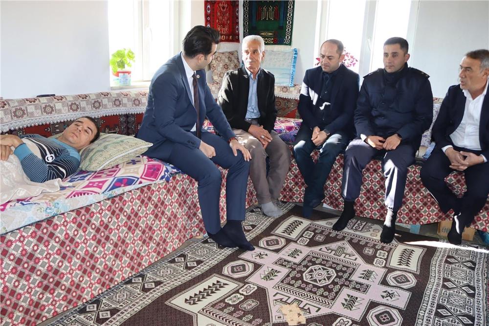 Tomarza Kaymakamı Eser Engelliler Günü’nü unutmadı