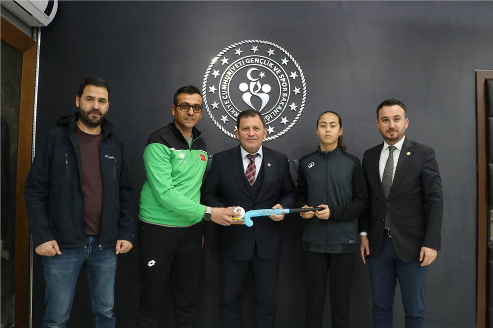U14 milli takım adayı sporcu ve antrenöründen İl Müdürüne ziyaret