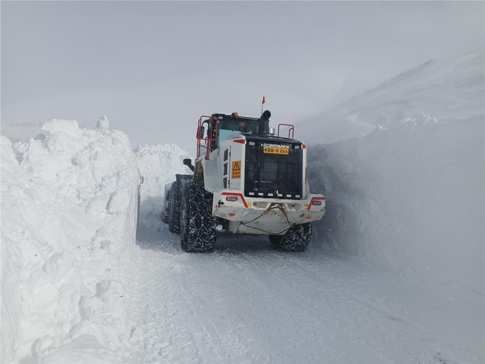 1 metreyi aşan karda yol açma mücadelesi