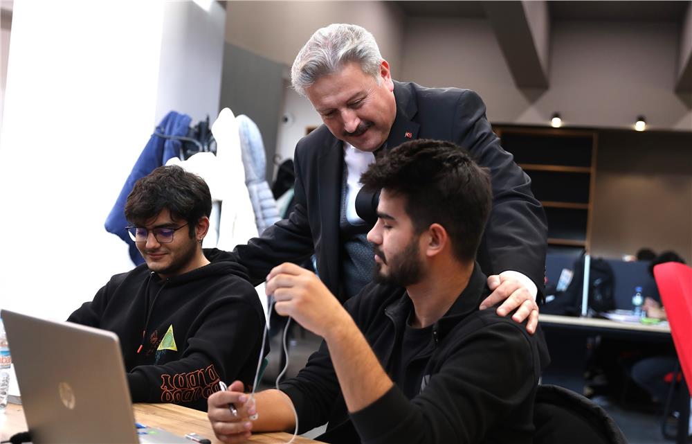 Akıl Küpü Kütüphaneleri dolup taşıyor