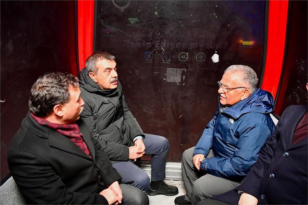 Bakan Tekin, Erciyes'te kayakseverlerle bir araya geldi