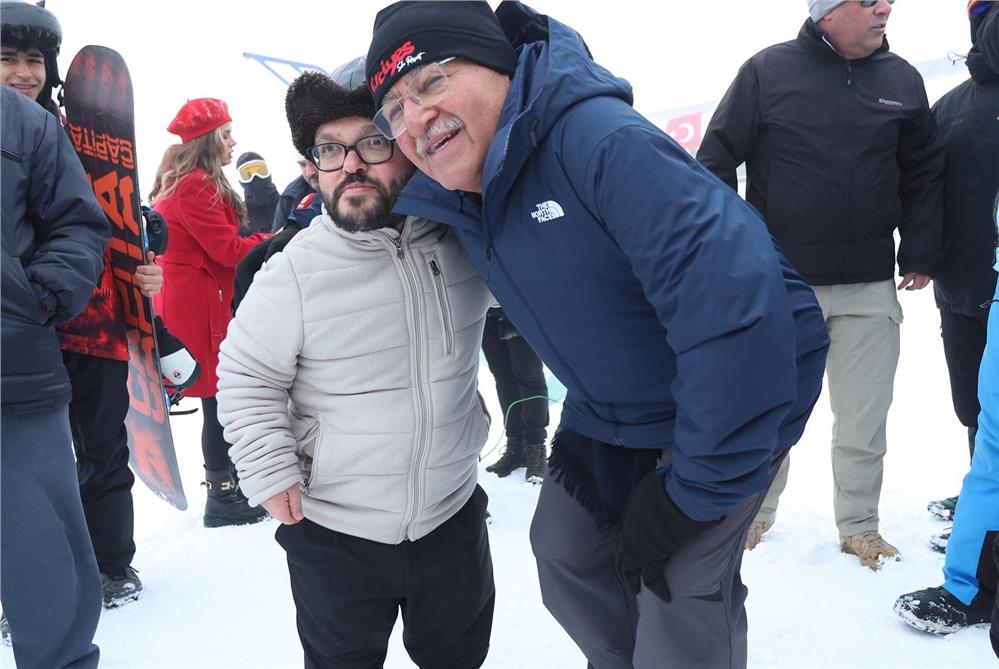 Başkan Büyükkılıç, Erciyes'te kayak tutkunlarıyla bir araya geldi