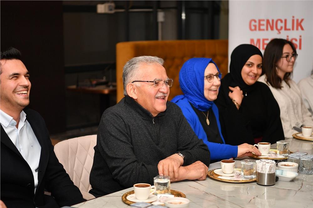 Başkan Büyükkılıç, gençlerle çay kahve eşliğinde sohbet etti