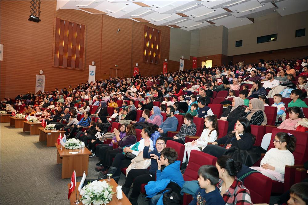 Başkan Yalçın'ın çocuklara hediyesi devam ediyor