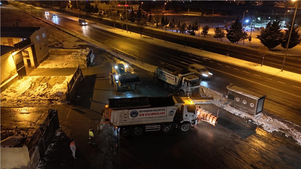 Büyükşehir kar ve tipiye karşı seferber: Kırsalda 187 yol açıldı, 46 yolda çalışma devam ediyor