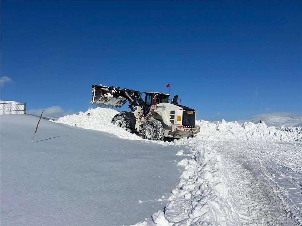 Büyükşehir, kırsal kesimlerde etkili olan kar yağışında 47 mahalle yolunu ulaşıma açtı