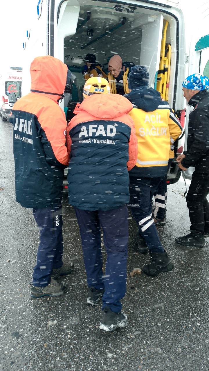 Cenaze taşıyan minibüs devrildi: 22 yaralı