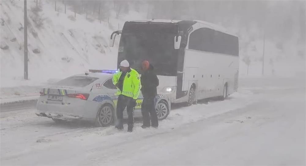 Erciyes yolunda mahsur kalan 44 kişi kurtarıldı