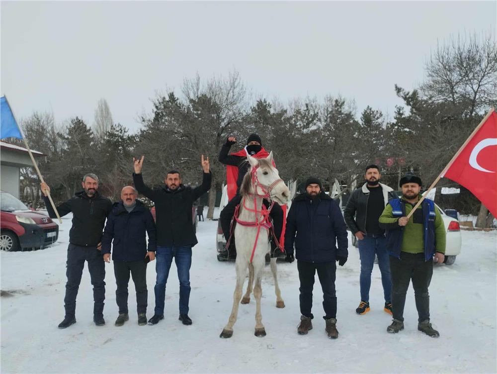 Esnaf at üstünde Türk bayrağı ile tur attı