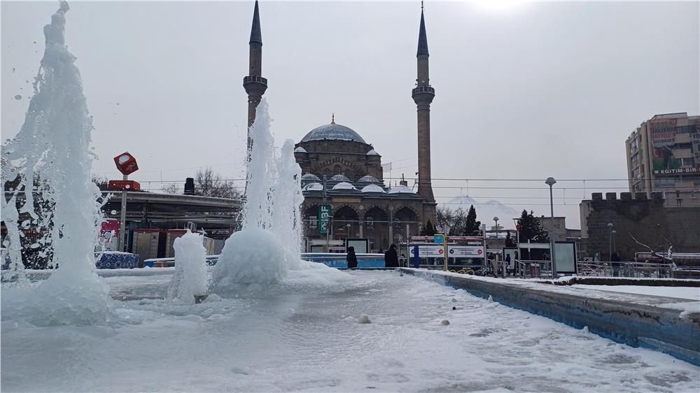 Kayseri buz tuttu: 2 ilçede hava sıcaklığı -23 olarak ölçüldü