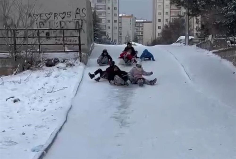 Kayseri'de çocukların kar eğlencesi: Tepsilerle kayak yaptılar
