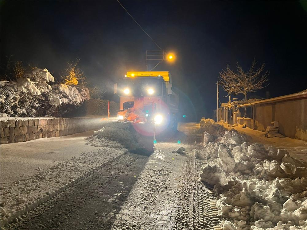 Kayseri'de kar yağışı ve tipi nedeniyle 128 yol ulaşıma kapalı