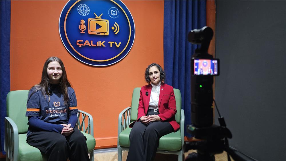 Kayseri’de liseliler, okulda kurdukları TV stüdyosunda etkinlikleri vatandaşlara duyuruyor